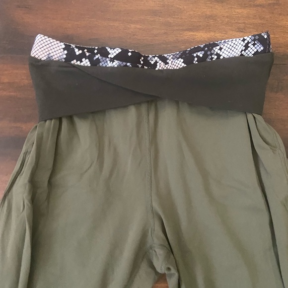 Lululemon Sunset Salutation Crop Fatigue Green Ziggy Snake Butter Pink &… - Picture 8 of 12